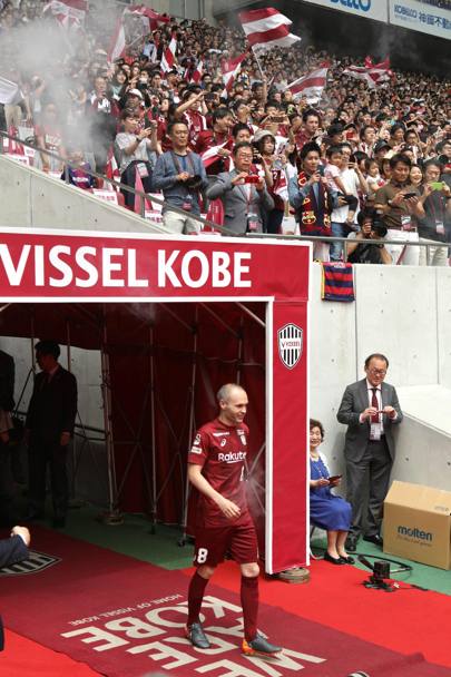 Andres Iniesta, 34 anni, fa il suo ingresso nello stadio del Vissel Kobe, in Giappone. Epa